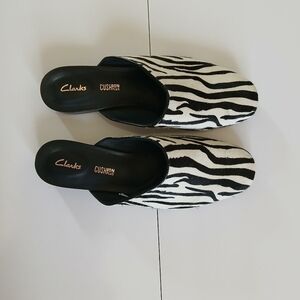 •CLARKS Cushion Plus  Zebra-Print Black and White Slip-On Mules